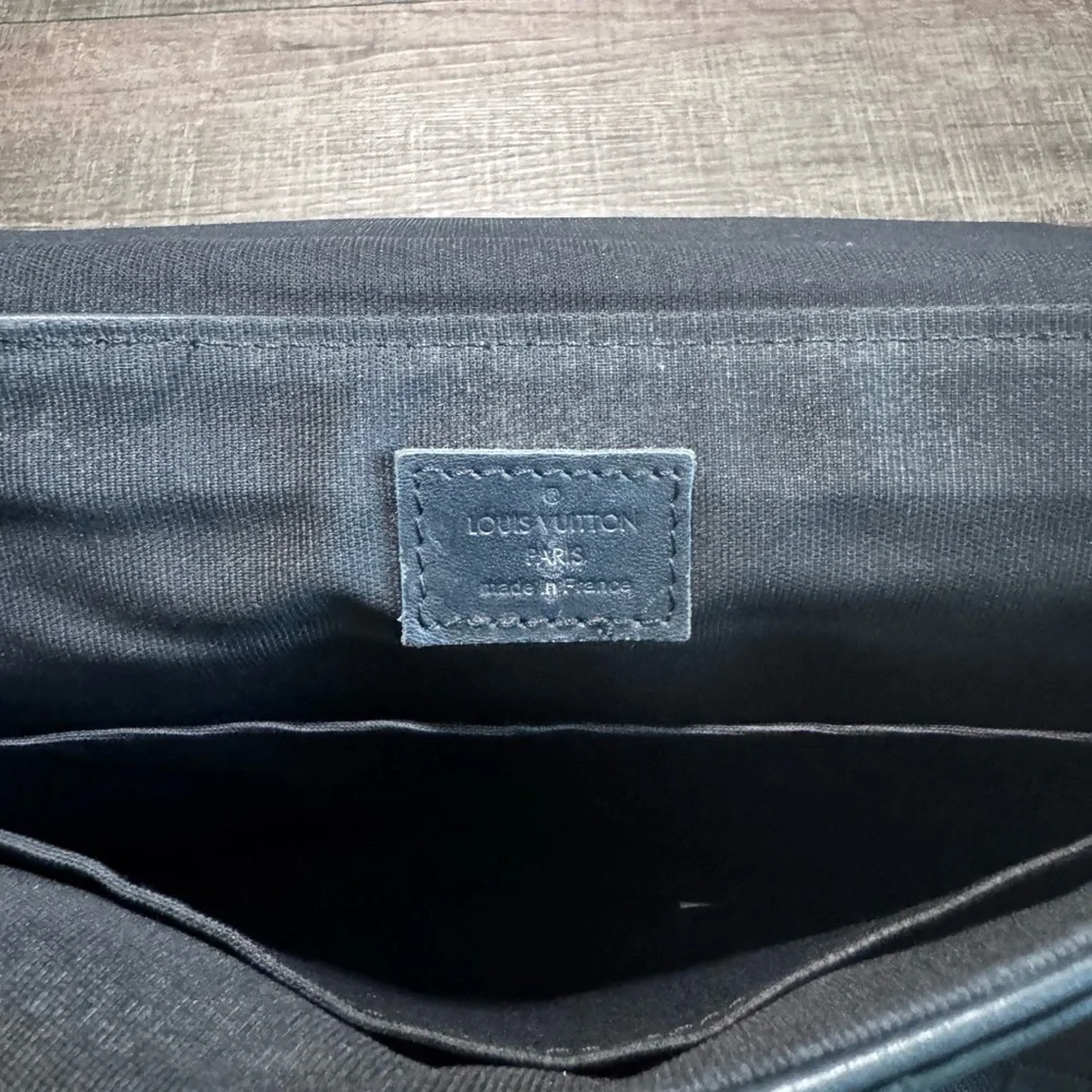 Louis Vuitton elegant louis